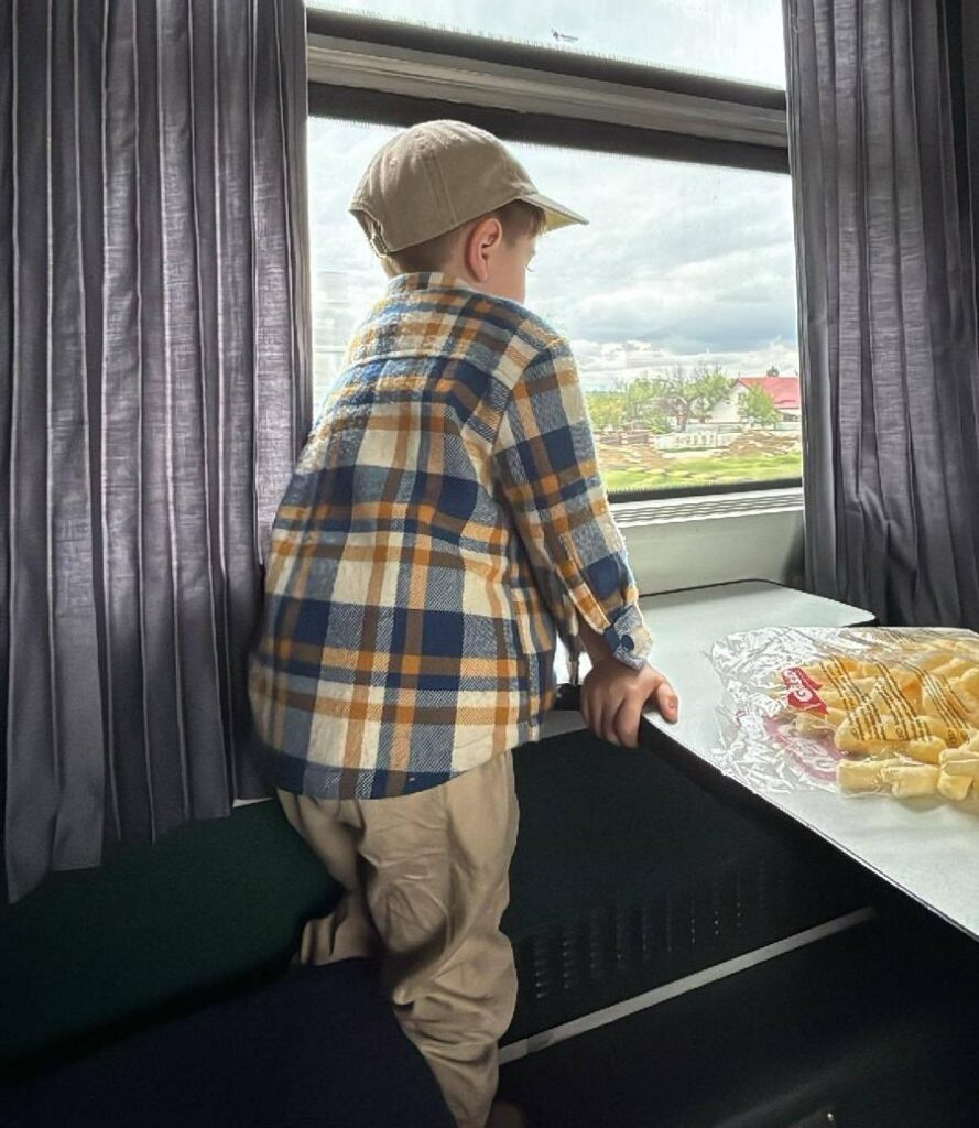 Câte povești pot încăpea într-o privire de copil care descoperă lumea din mers? Uneori, fericirea e doar un tren, un geam și un mic explorator.